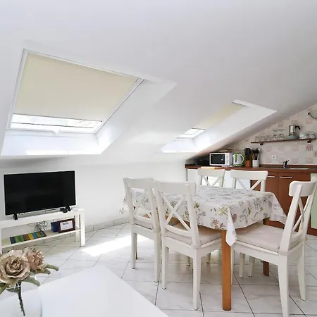 Luni Ii Apartment *